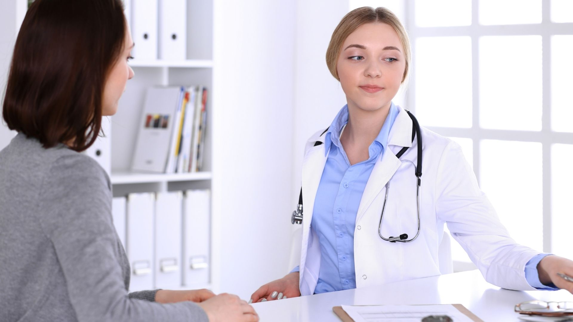 Arzt im Gespräch mit Patientin